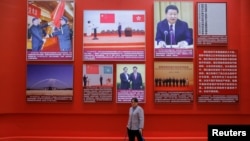 2018年11月14日，北京中国国家博物馆举办的中国改革开放40周年展览，有清洁工走过关于习近平主席的照片和介绍。其中有军队改革后的授予军旗，有香港特首林郑月娥宣誓就职，有共产党总书记和国民党主席马英九会晤，有中国的歼20战斗机入列仪式。