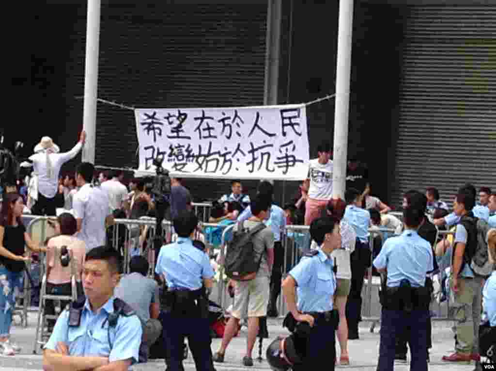 数千香港市民云集政府总部声援被困公民广场学生(美国之音图片/海彦拍摄)