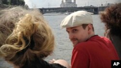 Cựu nhân viên NSA Edward Snowden đi thuyền trên sông Moscow ở Nga. Snowden kêu gọi quốc tế giúp thuyết phục Hoa Kỳ bãi bỏ vụ khởi tố ông về tội gián điệp, theo một bức thư được một nhà lập pháp Đức công bố