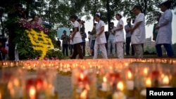 天津大爆炸头七,市民在滨海新区悼念死难者。(2015年8月18日)