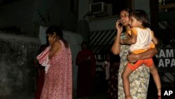 Một phụ nữ hoảng sợ nói chuyện trên điện thoại di động ở Kolkata, Ấn Độ, ngày 13 tháng 4 năm 2016.