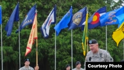 陆军野战军第一军团指挥官布朗鼓舞士气 (来源:美国军方照片)