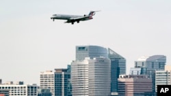 一架客机飞越首都华盛顿城外弗吉尼亚州罗斯林的高楼大厦,准备在附近的里根华盛顿国家机场着陆。(2022年1月19日)