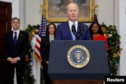 拜登总统就美国女篮明星格里纳获释一事对媒体讲话,副总统哈里斯、国务卿布林肯和格里纳的妻子谢雷勒(Cherelle Griner)在记者会上。(2022年12月8日)