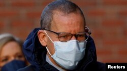 资料照:哈佛大学化学教授利伯抵达波士顿一家联邦法院。(2021年12月14日)