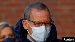 资料照:哈佛大学化学教授利伯抵达波士顿一家联邦法院。(2021年12月14日)