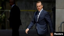 资料照:拜登总统的儿子亨特·拜登2023年7月26日在美国特拉华州威尔明顿就两项故意不缴纳所得税的轻罪指控举行认罪听证后离开联邦法院。(路透社图片)