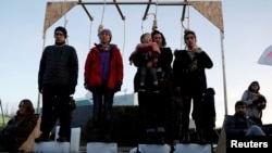 来自灭绝反抗组织的气候变化活动家12月14日在马德里联合国气候变化会议举行期间演出。(路透社)