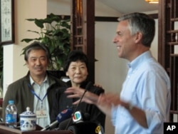 洪博培大使(右一)发表演讲, 一旁站立的是“三味书屋”店主李世强(左一)和刘元生(左二)