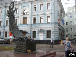 莫斯科街头的别斯兰恐怖袭击遇难者纪念碑。2004年9月1日,位于北高加索地区的别斯兰市小学校1千多人被劫为人质,3百多人其中包括许多儿童丧生。