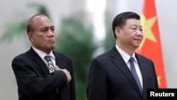 资料照:中国国家主席习近平在北京人大会堂会晤到访的基里巴斯总统马茂。(2020年1月6日)