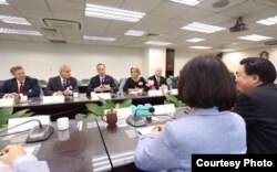 民进党主席蔡英文与共和党访团座谈(2015年,蔡英文脸书照片)