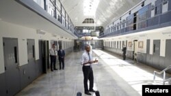 2015年7月6号,美国总统奥巴马视察俄克拉荷马州俄克拉荷马市艾尔里诺联邦惩教所时,呼吁监狱改革。