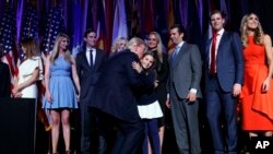 2016年11月9日,在纽约的大选之夜聚会中,美国当选总统川普和家人,包括他的子女和女婿