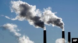 Sebuah pembangkit listrik tenaga batu bara mengepulkan asap yang menyebabkan polusi udara pada 17 November 2021, di Colorado, AS. (Foto: AP)