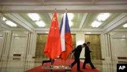 2015年11月27日,在北京人民大会堂举行的欢迎捷克总理索博特卡的仪式结束后,工作人员拖走中国和捷克的国旗。