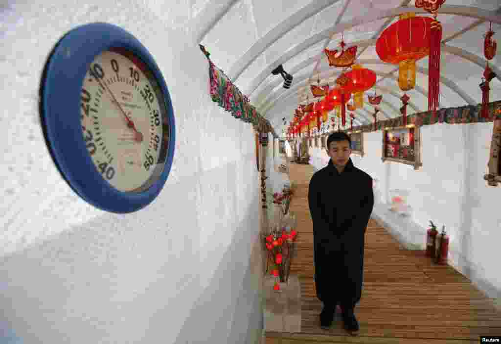 在黑龙江哈尔滨的香格里拉酒店的冰宫餐厅里的服务员,餐厅室温是摄氏零下10度(2014年1月6日)