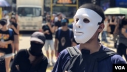 数以千计香港市民及抗争者中午在中环戴上面具及口罩快闪游行堵路,反对当局制定禁蒙面法。 (2019年10月4日)