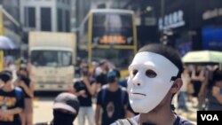 數以千計香港市民及抗爭者10月4日中午在中環戴上面具及口罩快閃遊行堵路,反對當局制定禁蒙面法。(攝影: 美國之音湯惠芸)