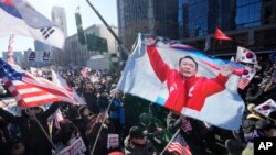 သမ္မတ Yoon Suk Yeol အိမ်တော်ရှေ့မှာလည်း သမ္မတကို ထောက်ခံသူ လူအုပ်ကြီးနဲ့ ရဲတွေကြားမှာ ရုန်းရင်းဆန်ခတ် ဖြစ် (AP Photo/Ahn Young-joon)