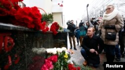 2016年12月25日,俄罗斯民众在莫斯科亚历山德罗夫红旗歌舞团总部外面悼念在俄罗斯军用飞机图-154空难中的遇难者。