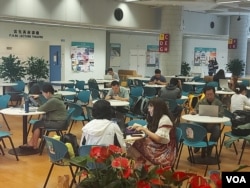 香港学者认为,若外地专才能透过在香港就学建立社会联系,对寻找工作会有更大帮助 (美国之音)