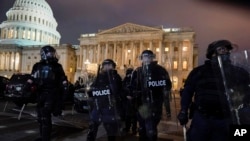 执法人员2021年1月6日将抗议者驱离国会山(美联社)