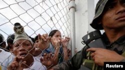 Cư dân Philippines xếp hàng chờ được điều trị và nhận phẩm vật cứu trợ tại sân bay Tacloban, ngày 11/11/2013.