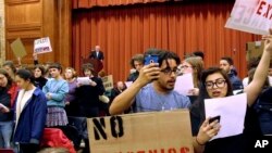 佛蒙特州明德学院的学生在自由意志保守派作家查尔斯·默尔发表演讲之际转过身去以示抗议。(2017年3月2日)