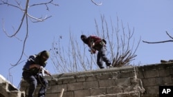 在土耳其努赛宾,库尔德工人党激进分子袭击了土耳其安全部队后迅速跑开。(2016年3月1日)