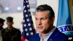 美国国防部长皮特·赫格塞斯2025年2月11日访问位于德国斯图加特的美国欧洲司令部和非洲司令部总部期间向媒体发表讲话。