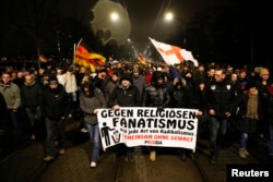 反移民运动“爱国欧洲人反西方伊斯兰化”(PEGIDA)在德累斯顿组织的反伊斯兰化示威。游行者打出的标语写道:“反对宗教极端主义和任何激进主义。团结起来反暴力。”