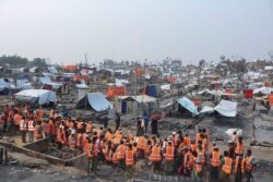 救援人员抵达位于孟加拉的一个罗兴亚人难民营帮助重建一场大火烧毁的营地。(2021年3月24日)