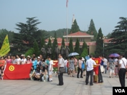 在河北省石家庄附近的中共圣地西柏坡参观的团体。(资料照)