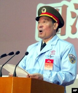 2003年10月16日,中国神舟五号返回后, 中国载人航天工程总指挥、军队总装备部部长李继耐上将发表讲话。