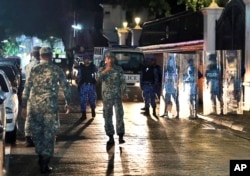马尔代夫军人在首都马累主要街头巡逻。(2018年2月5日)