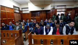 纽约时报关于肯尼亚向中国大陆遣返台湾人的报道,照片中是40名被告,包括5名台湾人。他们被法院判决无罪后押上了中国派来的民航包机(纽约时报网站截图)。