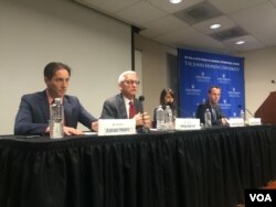 2016年11月16日,国际与战略研究中心高级研究员迈尔斯·卡勒在约翰霍普金斯大学举办的TPP讨论会上发言。(美国之音于盟童拍摄)