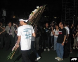 支联会常委为六四死难亡灵献花