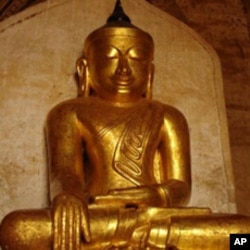 蒲甘众多佛塔中的一尊金佛像