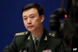 中国国防部发言人吴谦大校在北京的记者会上(2017年7月24日)