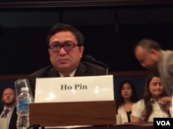 明镜新闻出版集团总裁何频在国会作证(美国之音杨晨拍摄)