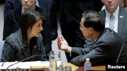 中国和美国常驻联合国代表2018年2月24日在一次表决前交谈(路透社)