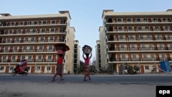 မန္တလေးမြို့ရှိ တန်ဖိုးနည်းအိမ်ရာ ဆောက်လုပ်ရေး လုပ်ငန်းခွင်တခု။ (ဖေဖော်ဝါရီ ၁၁၊ ၂၀၁၆။)