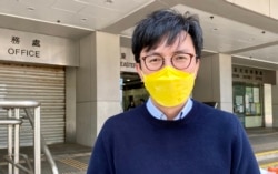 社民连秘书长吴文远表示,国安法实施之后大批参与去年立法会初选的民主派人士, ”未审先囚”被还柙超过两个月,而警队国安处长涉不当行为只是休假受查,质疑警方严人宽己, 令人怀疑国安法能否有效执行 (美国之音/汤惠芸)