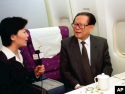 1997年11月4日,中国主席江泽民在访问美国后回国的飞机上接受央视记者李瑞英的采访。