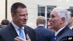 美国副总统彭斯星期天(2017年7月30日)在爱沙尼亚首都塔林与爱沙尼亚总理拉塔斯交谈。