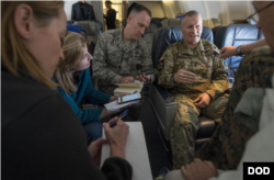 美国陆军指挥士官长特罗塞尔2017年10月31日谈探访非军事区经历 (美国国防部照片)