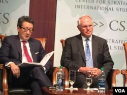 前国安会亚洲事务主任车维德(左)与前美国朝核问题首席谈判代表、助理国务卿希尔大使(美国之音莉雅拍摄)