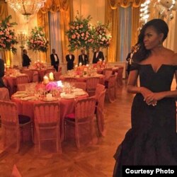 在国宴厅的第一夫人米歇尔身穿华裔设计师王薇薇的礼服 (照片来源:第一夫人推特)